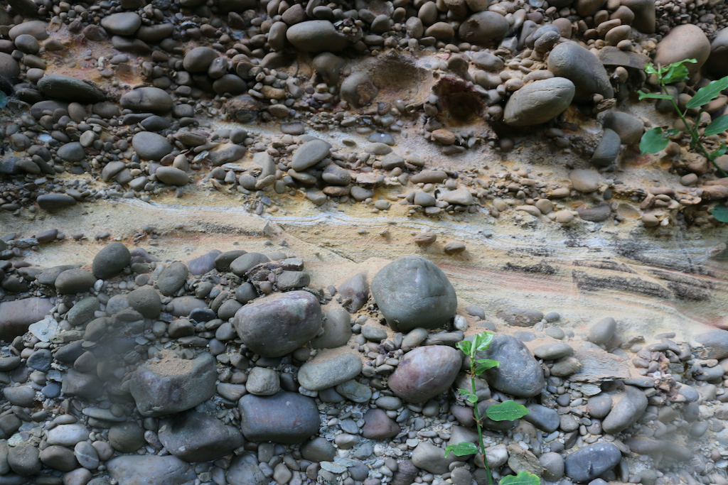 The conglomerate structure of the mound that comprises the Heuningklip.