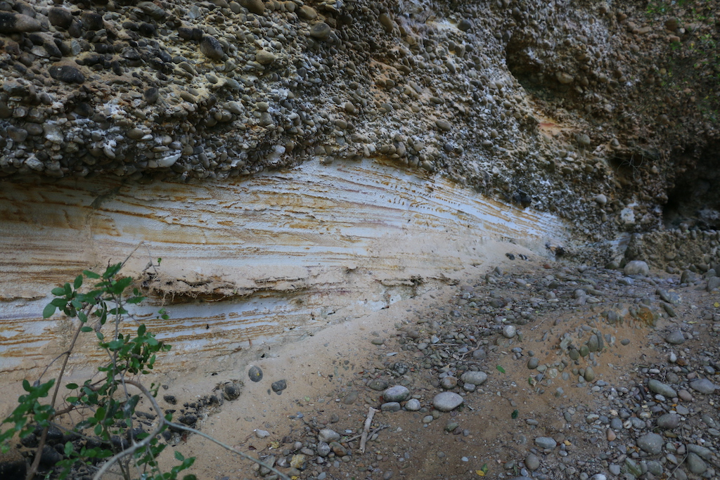 The yellow sandstone bands varied between 15 and 45cm deep.